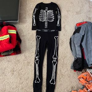 Boys (8) skeleton pjs. Glow in the dark